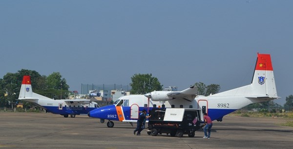 Những chiếc máy bay chuẩn bị lên đường tìm kiếm