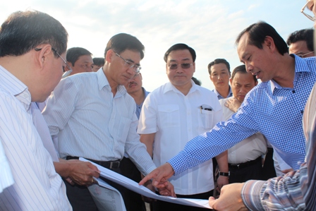 Phó Thủ tướng Chính phủ Hoàng Trung Hải nghe Bộ GTVT trình bày dự án tại vị trí trung tâm Cảng HKQT Long Thành