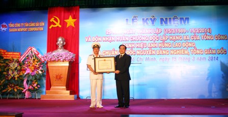 Thừa ủy quyền của Chủ tịch nước, Phó thủ tướng Hoàng Trung Hải tặng danh hiệu Anh hùng