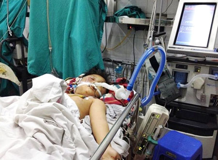 Bé Đỗ Doãn Lộc đang được cấp cứu tại Bệnh viện Việt Đức trong tình trạng hôn mê sâu, nguy cơ tử vong cao.