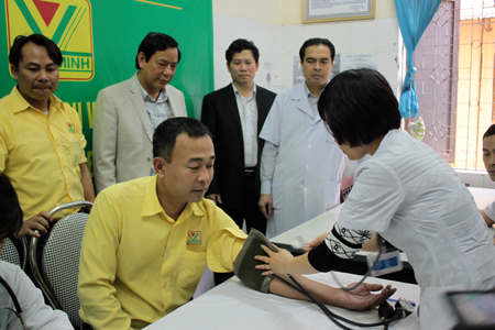 Giám đốc Sở GTVT Nghệ An, đại điện Sở Y tế cùng các đơn vị liên quan giám sát các công đoạn kiểm tra sức khỏe đối với lái xe