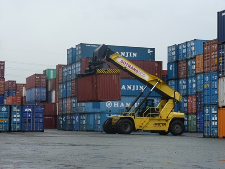 Logistics Việt Nam chủ yếu làm đại lý hoặc đảm nhận từng công đoạn như là nhà thầu phụ trong dây chuyền cung ứng logistics quốc tế. 