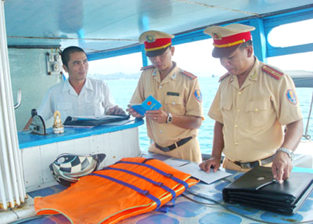 CSGT thủy kiểm tra thiết bị an toàn trên phương tiện thủy