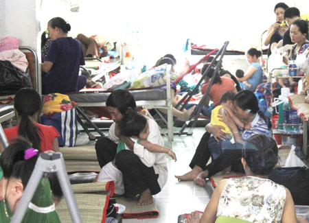 Nhiều trẻ em phải nhập viện vì nắng nóng trong những ngày qua tại TP Hồ Chí Minh