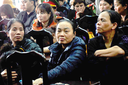 Sau vụ cháy, gia đình bà Nguyễn Thị Huệ (ngồi giữa) bị thiệt hại hơn 1 tỷ đồng