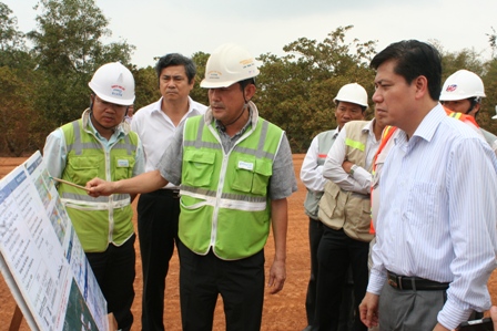 Thứ trưởng Nguyễn Ngọc Đông nhấn mạnh không lùi tiến độ hoàn thành toàn bộ tuyến cao tốc này cuối năm 2014