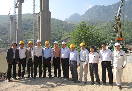 Lãnh đạo Bộ GTVT đến thăm, động viên cán bộ, công nhân Công ty Cổ phần 479 trên công trường cầu Pá Uôn (Sơn La)