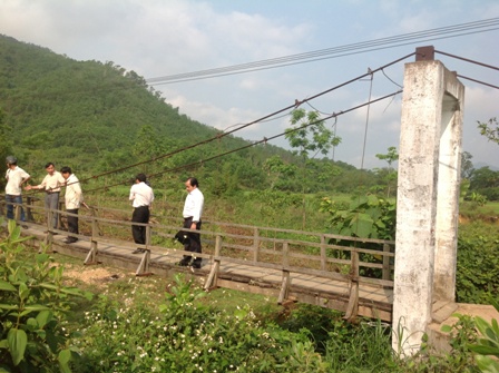 Huyện Đông Giang là địa phương đầu tiên đoàn kiểm tra liên ngành tỉnh Quảng Nam tiến hành tổng kiểm tra cầu treo