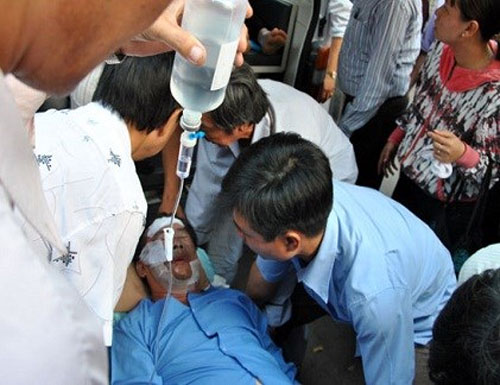 Một nạn nhân bị tạt axít được đưa đi cấp cứu. Ảnh: Thái An