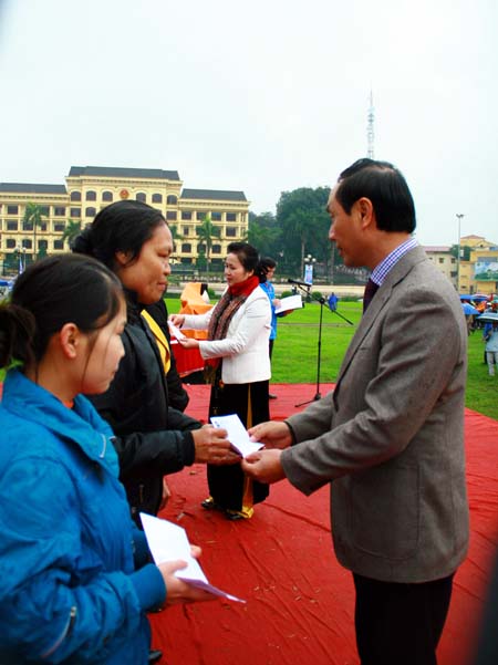 Thứ trưởng Bộ GTVT Lê Đình Thọ tặng quà cho các gia đình nạn nhân TNGT.