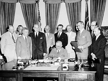 Tổng thống Mỹ Truman đang ký kết thành lập Hiệp ước Bắc Đại Tây Dương (NATO)