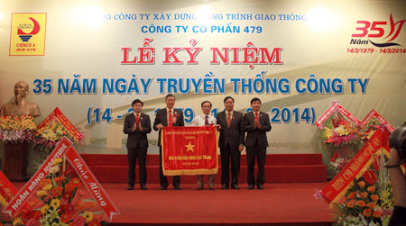 Ban lãnh đạo Công ty CP 479 vinh dự nhận Cờ thi đua của Chính phủ