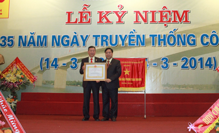 Ông Dương Hồng Bé Chủ tịch HĐQT, nhận Huận chương lao động Hạng ba của C