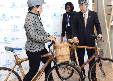 Tổng thư ký LHQ Ban Ki Moon và chiếc xe đạp tre tại hội nghị biến đổi khí hậu toàn cầu COP19 ở Warsaw (Ba Lan)