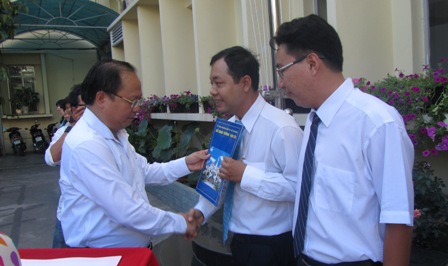 Ông Tất Thành Cang, Giám đốc Sở GTVT TPHCM trao quyết định giao nhiệm vụ thực hiện các đề tài cho các nhóm thạc sĩ, tiến sĩ