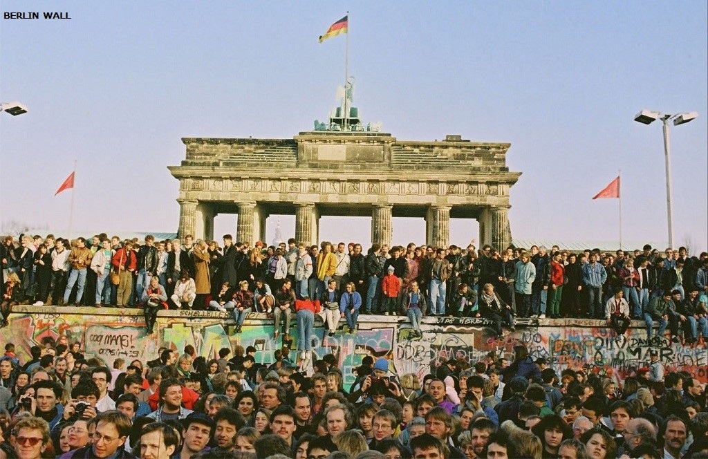 Hàng ngàn người dân tập hợp lại ngay sau khi bức tường Berlin sụp đổ.
