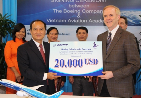 Đại diện hãng Boeing trao học bổng 20.000USD cho giám đốc VAA Dương Cao Thái Nguyên 