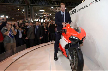 Hoàng tử William khá thích thú với gian hàng Ducati