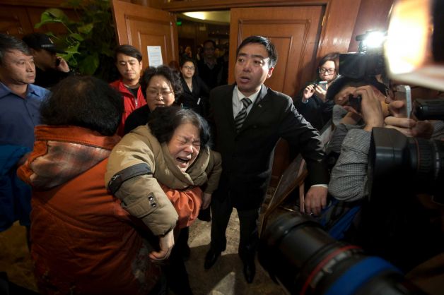 Thân nhân những hành khách mất tích khóc ngất khi nghe kết luận từ Thủ tướng Malaysia