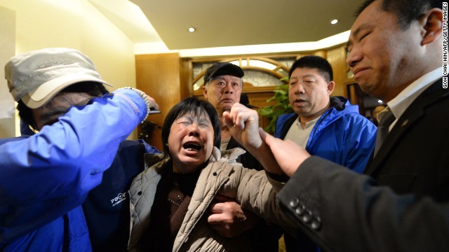 Thân nhân hành khách Trung Quốc tức giận và đau xót khi Malayisa nhận định máy bay mất tích đã rơi