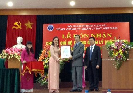 Tổng giám đốc VATM Đỗ Quang Việt đón nhận Chứng nhận hệ thống quản lý chất lượng ISO 9001-2008 