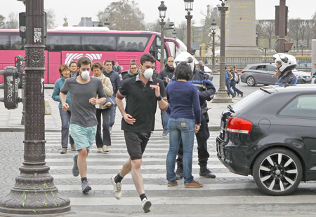 Ô nhiễm đến mức các vận động viên cuộc thi Marathon Paris phải đeo khẩu trang khi tập luyện