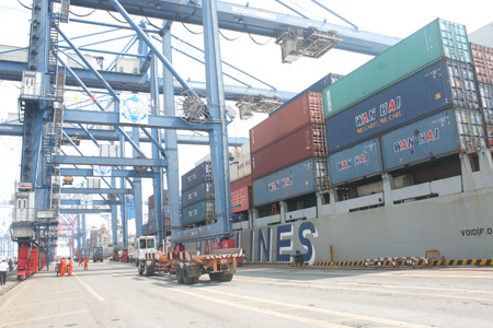 Xuất nhập khẩu hàng hóa tại cảng Cát Lái, TP Hồ Chí Minh