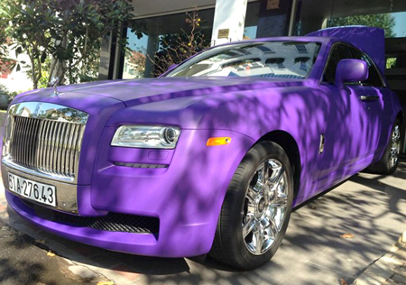 đại gia phố Núi chia sẻ hình ảnh chiếc Rolls-Royce Ghost dán decal màu tím thường thấy trên những mẫu siêu xe của các đại gia Trung Đông.