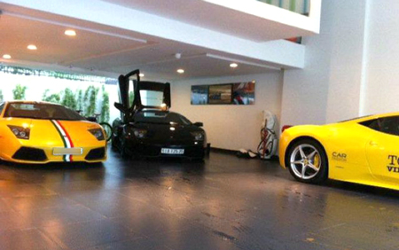 2 chiếc Lamborghini Murcielago và Ferrari 458 italia màu vàng, trong gara của Cường Đô La.