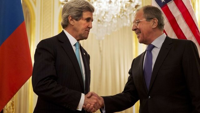 Ngoại trưởng Mỹ John Kerry (trái) cùng Ngoại trưởng Nga (phải) bắt tay nhau trong cuộc đàm phán kéo dài 4 tiếng tại Paris