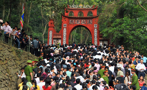 Nhân dân từ mọi miền đất nước về dự lễ hội Đền Hùng 