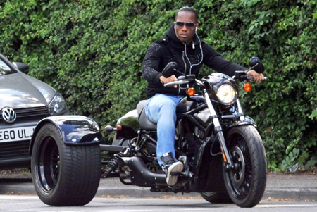 Tiền vệ nổi tiếng Didier Drogba khoe độ chịu chơi với chiếc Harley-Davidson V-Rod 1.300 phân khối độ cực hầm hố.