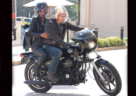 Cặp đôi Halle Berry và Olivier Martinez bị bắt gặp khi đang dạo phố bằng một chiếc Harley-Davidson XLCR 1000 Café Racer đời 1970.