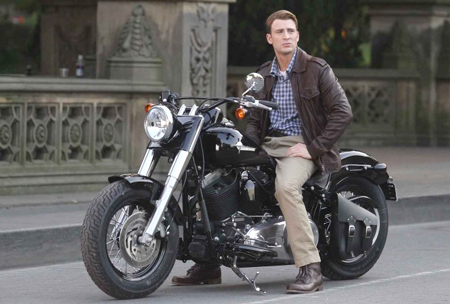 Harley-Davidson Softail Slim của ngôi sao truyền hình Chris Evans nổi bật với động cơ V-twin 1.688cc.