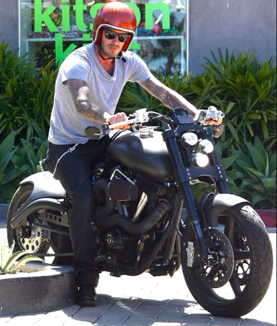 Bên cạnh garage toàn siêu xe nhưng cực danh thủ David Beckham còn chơi cả môtô khi sắm cho mình chiếc môtô độ khủng F131 Hellcat Combat công suất 149 mã lực.