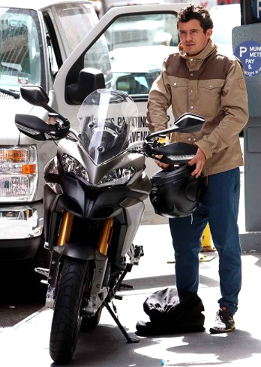 Nam diễn viên điển trai Orlando Bloom và chiếc Ducati Multistrada 1200. Đây là một trong những mẫu môtô nhanh nhất hiện nay trên thị trường với động cơ 150 mã lực 