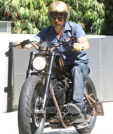 Cũng chơi xe độ nhưng chiếc môtô của nam tài tử nổi tiếng Brad Pitt là phiên bản độc Harley-Davidson Panhead.