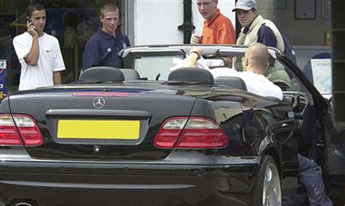 Chiếc mui trần Mercedes CLK cho khả năng tăng tốc từ 0-100 km/h trong 5,4 giây đã thu hút sự quan tâm đặc biệt của người dân địa phương khi Becks ghé thăm một quán bán đồ fast-food hồi năm 2000.
