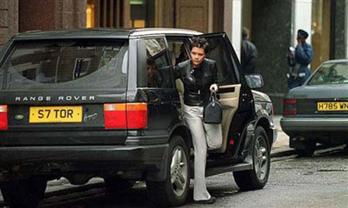 Vào năm 1999, một chiếc xe trị giá xấp xỉ 120.000 USD như Range Rover Autobiography xứng đáng là một khối tài sản khổng lồ. Victoria Adam (khi đó sắp là vợ của Becks) đang bước ra từ chiếc xế khủng này trên đường phố London.