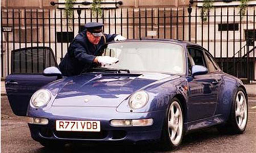 Phiên bản 933 của dòng xe huyền thoại Porsche 911 mang đến vẻ lịch lãm và cổ điển, rất thích hợp với một người chơi xe sành sỏi như Becks.