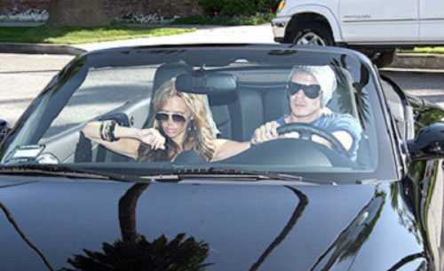 Vợ chồng Beckham sành điệu trên chiếc Porsche 911 Cabriolet.
