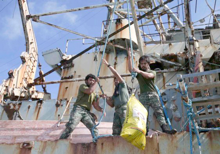 Binh sỹ Philippines nhận hàng cứu trợ sau khi tàu tiếp tế vượt qua sự ngăn cản của tàu Trung Quốc