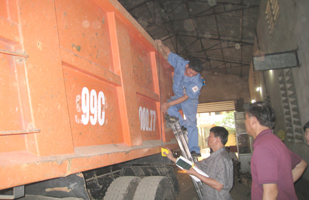 Đoàn công tác của Cục Đăng kiểm VN phúc tra hạng mục thùng hàng xe tại trung tâm đăng kiểm 27.01S- Điện Biên