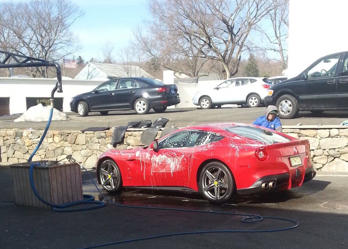 F12 Berlinetta tại một bãi rửa xe.