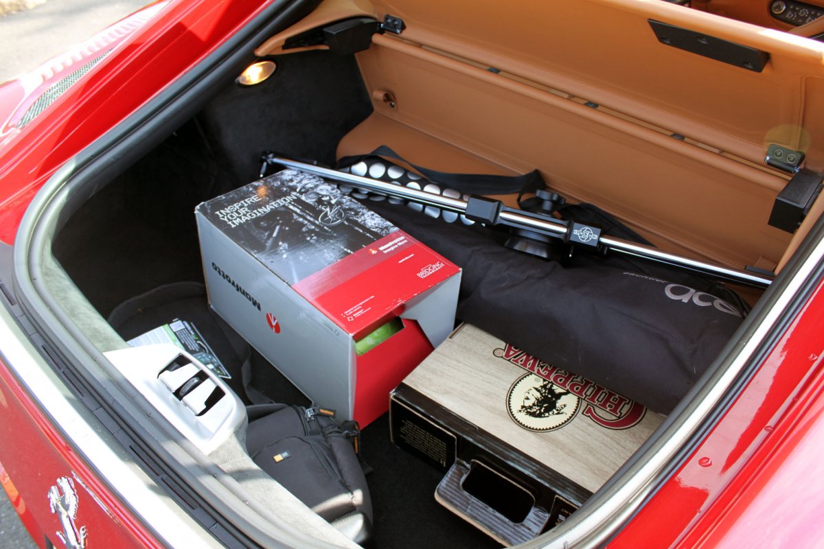 Khoang hành lý xe không lớn bởi F12 không phải là xe du lịch.