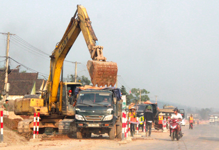 Đảm bảo ATGT trong quá trình thi công, đoạn qua thị trấn Cẩm Xuyên, Hà Tĩnh