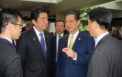 Thủ tướng Nguyễn Tấn Dũng trao đổi với Thủ tướng Nhật Bản Shinzo Abe về vụ JTC ngay bên lề Hội nghị Lahay. Ảnh theo VOV