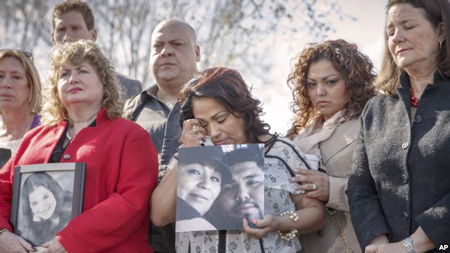 Gia đình của các nạn nhân thiệt mạng do xe bị lỗi của hãng GM trước Trụ sở Quốc hội trong ngày diễn ra phiên điều trần ở Thủ đô Washington, ngày 1/4/2014