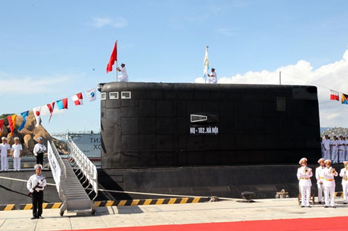 Chỉ huy tàu ngầm HQ 182 Hà Nội và HQ 183 Thành phố Hồ Chí Minh treo quốc kỳ trên nóc tàu ngầm. (Ảnh: TTXVN)