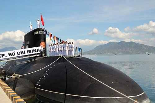 Lễ thượng cờ được tổ chức trang nghiêm trên hai tàu ngầm Kilo hiện đại đầu tiên của Hải quân Việt Nam. (Ảnh: TTXVN)